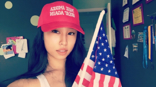 '2019 미스 미시간' 선발대회 우승자 캐시 주가 SNS에 올린 게시물이 문제가 돼 사흘 만에 자격이 박탈됐다.   캐시 주 트위터